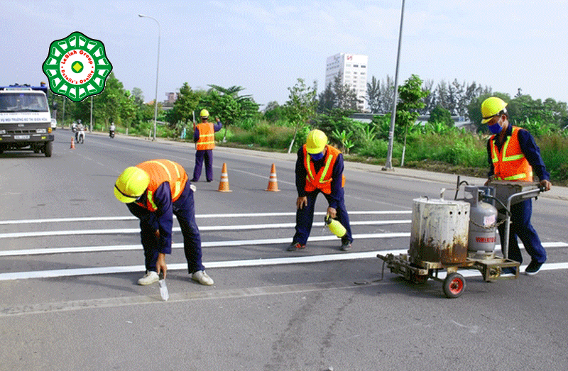 Nên sơn vạch kẻ đường bằng tay hay bằng máy? Sơn vạch kẻ đường bằng tay