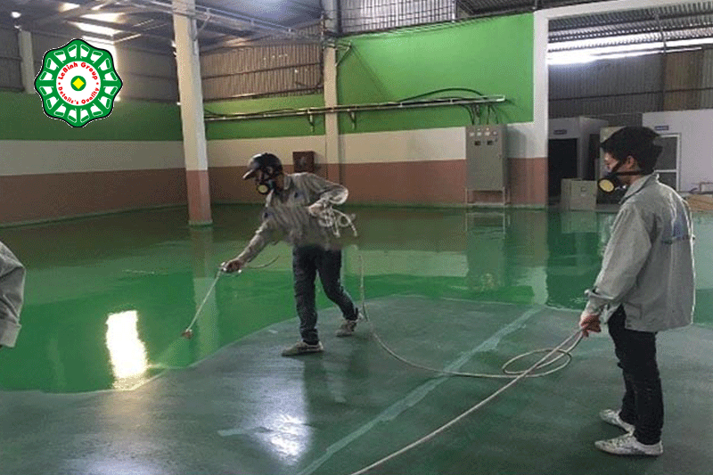 Top 2 dòng máy phun sơn nước tường nhà tốt nhất hiện ngay Hình ảnh kĩ thuật viên sử dụng máy phun sơn nước loại sơn epoxy