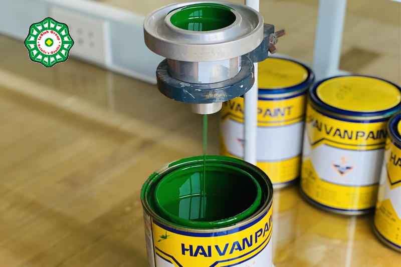 Hướng dẫn công thức chia tỷ lệ chuẩn pha sơn nước cho máy phun sơn tường Kiểm tra độ nhớt của sơn