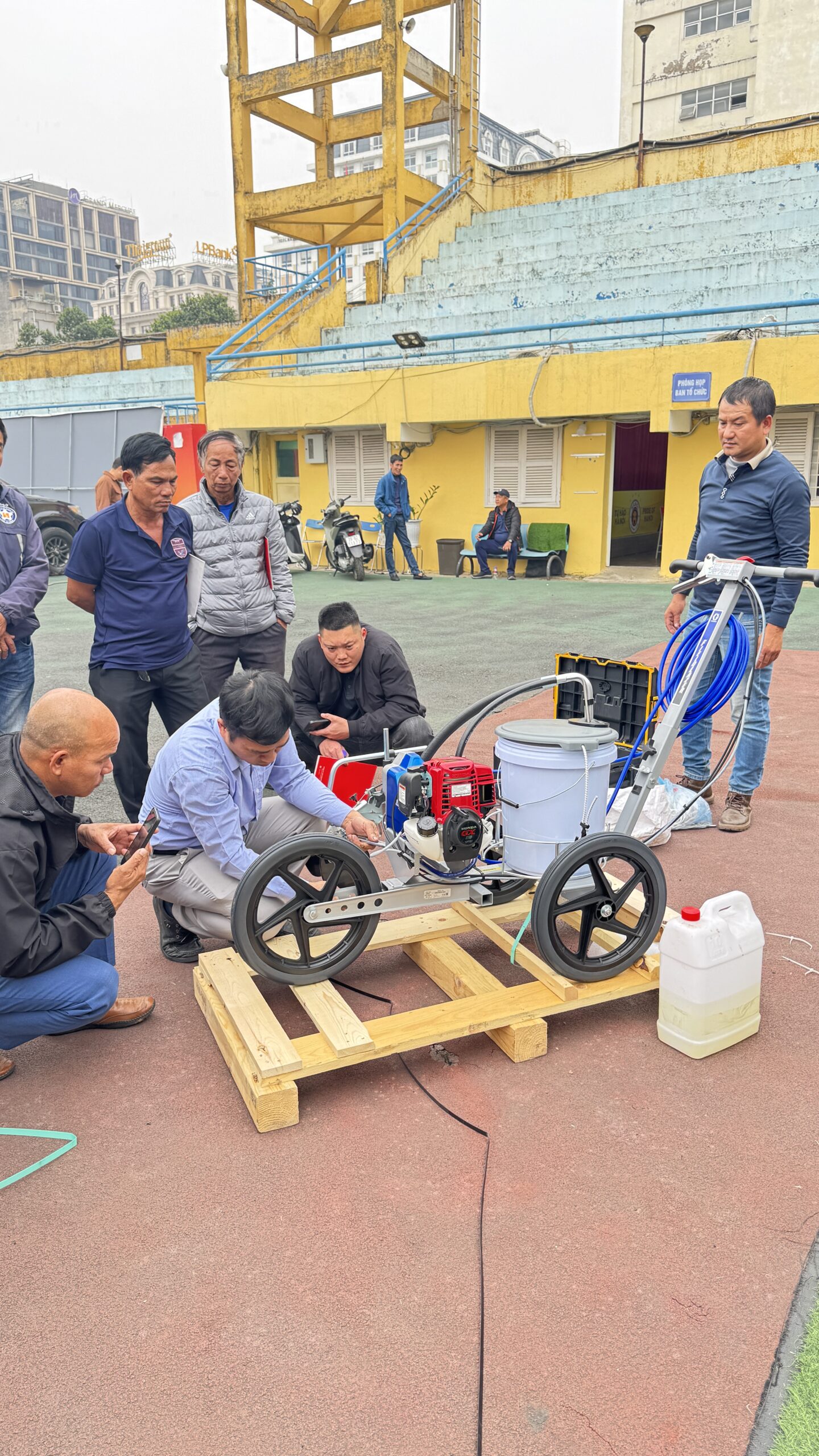 Dự án cung cấp máy sơn vạch bóng đá cho VFF Việt Nam IMG 6947 scaled